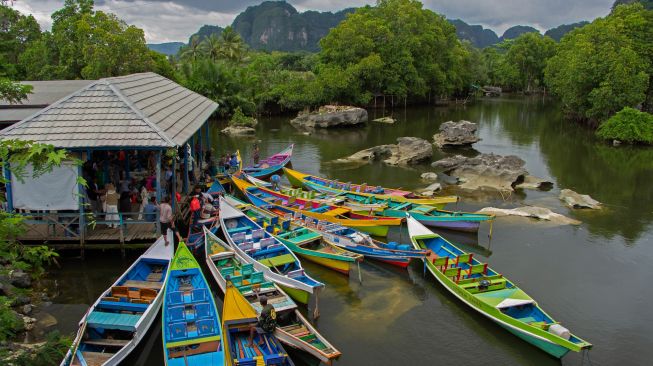 ejumlah wisatawan naik ke atas perahu di dermaga Rammang-Rammang yang berada di dalam kawasan Geopark Maros-Pagkep di Kabupaten Maros, Sulawesi Selatan, Sabtu (5/11/2022). [ANTARA FOTO/Arnas Padda/YU]