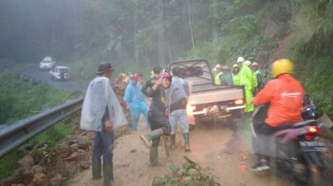 Sejumlah Ruas Jalan Terputus Akibat Banjir Dan Longsor Di Cianjur 6140