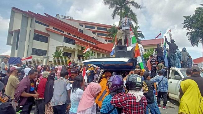 10 Tahun Begadang Demi Air Bersih, Warga Tanjunguncang Datangi BP Batam