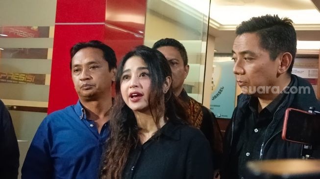 Dewi Perssik ditemani kakaknya, Mas Bin dan kuasa hukumnya, Sandy Arifin di Polres Metro Jakarta Selatan, Senin (7/11/2022) [Suara.com/Rena Pangesti]