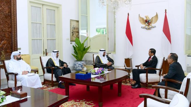 Presiden Joko Widodo atau Jokowi menerima penghargaan anugerah perdamaian dari Sekretaris Jenderal Abu Dhabi Forum for Peace (ADFP) Cheikhna Abdallah Al Sheikh Al Mahfodh (kiri) di Istana Merdeka, Jakarta, Senin (7/11/2022). [Foto: Muchlis Jr - Biro Pers Sekretariat Presiden]