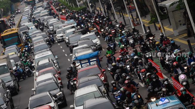 Kepadatan sejumlah kendaraan yang melintas di Jalan Salemba Raya, Jakarta Pusat, Senin (7/11/2022). [Suara.com/Alfian Winanto]