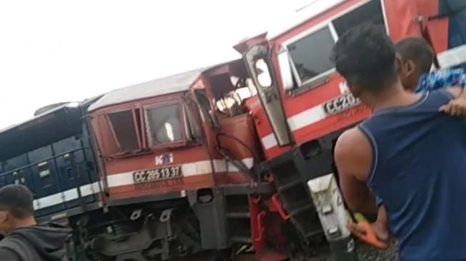 Masinis dan Asisten Dilarikan ke Rumah Sakit Usai Tabrakan 2 KA Babaranjang di Stasiun Rengas