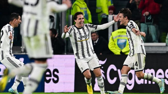 Gelandang Juventus Italia Nicolo Fagioli merayakan golnya setelah mencetak gol kedua timnya selama pertandingan sepak bola Serie A Italia antara Juventus melawan Inter Milan di stadion Juventus, Turin, Senin (7/11) dini hari WIB.   MIGUEL MEDINA / AFP
