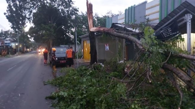 Puting Beliung Porak-porandakan Kajen Pekalongan, Sejumlah Kantor Pemerintah dan Puluhan Rumah Rusak