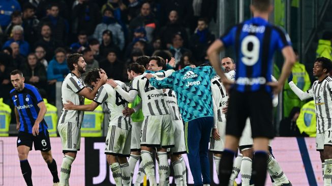 Gelandang Juventus Italia Nicolo Fagioli merayakan golnya setelah mencetak gol kedua timnya selama pertandingan sepak bola Serie A Italia antara Juventus melawan Inter Milan di stadion Juventus, Turin, Senin (7/11) dini hari WIB.   MIGUEL MEDINA / AFP
