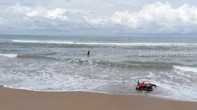 Tubuh Pemotor yang Tiba-tiba Ngebut ke Arah Laut Lalu Digulung Ombak Belum Ditemukan