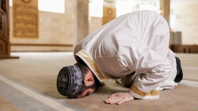 Terlengkap! Ini Niat Sholat Taubat Disertai dengan Tata Cara yang Benar