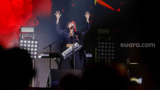 Penyanyi Isyana Sarasvati membawakan lagunya di Joyland Festival 2022 di Lapangan Softball, kawasan Gelora Bung Karno, Jakarta, Minggu (6/11/2022). [Pahami.id/Alfian Winanto]