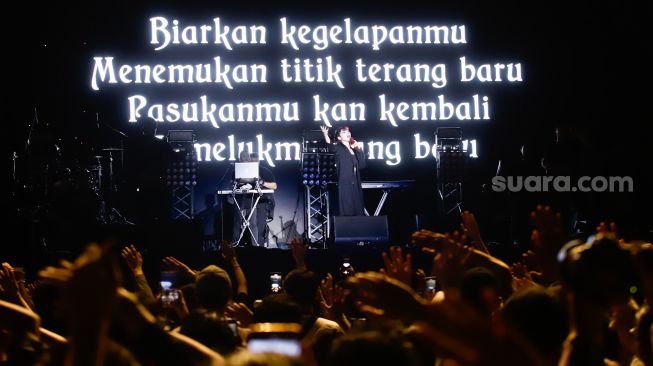 Aksi Isyana Sarasvati Menggebrak Panggung Joyland Festival 2022