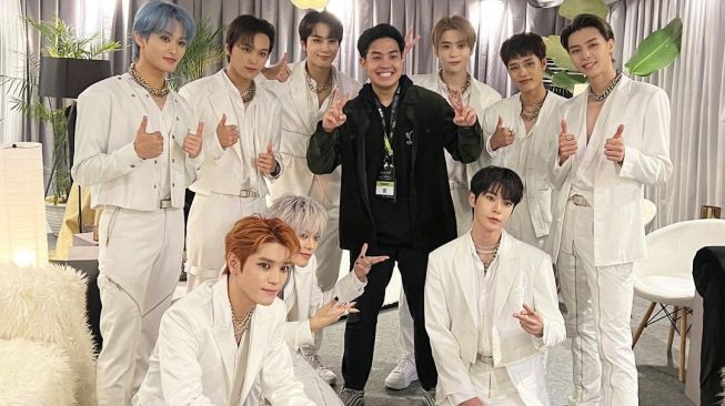 Penggemar NCT 127 Heboh Takut Baju Mahal Para Member Kelunturan Batik