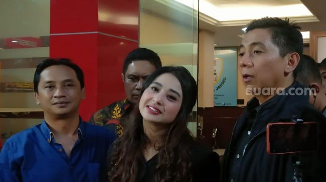 Dewi Perssik keluar dari Polres Metro Jakarta Selatan, Senin (7/11/2022) usai di mediasi dengan seorang perempuan penghinanya di media sosial. Depe yang hadir bersama pengacaranya, Sandy Arifin dan sang kakak, Mas Bin memutuskan untuk melanjutkan kasusnya dengan si haters. [Rena Pangesti/Suara.com]