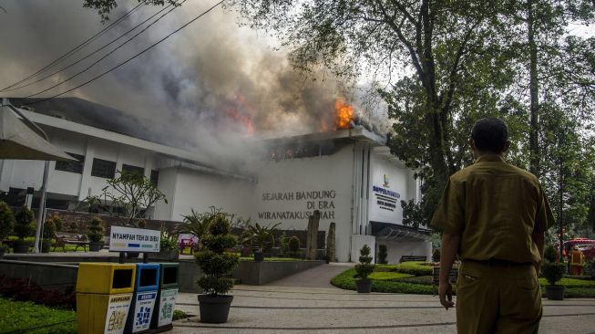 Asap membubung ke langit dari lokasi kebakaran gedung Pemerintah Kota (Pemkot) Bandung di Balai Kota Bandung, Jawa Barat, Senin (7/11/2022). [ANTARA FOTO/Novrian Arbi/wsj].