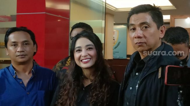 Dewi Perssik keluar dari Polres Metro Jakarta Selatan, Senin (7/11/2022) usai di mediasi dengan seorang perempuan penghinanya di media sosial. Depe yang hadir bersama pengacaranya, Sandy Arifin dan sang kakak, Mas Bin memutuskan untuk melanjutkan kasusnya dengan si haters. [Rena Pangesti/Suara.com]