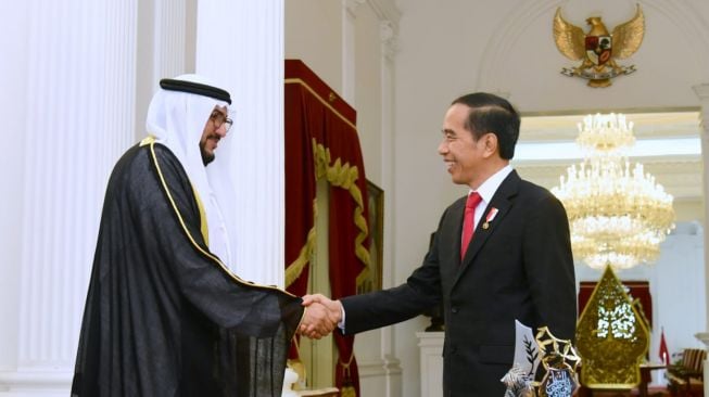 Presiden Joko Widodo atau Jokowi menerima penghargaan anugerah perdamaian dari Sekretaris Jenderal Abu Dhabi Forum for Peace (ADFP) Cheikhna Abdallah Al Sheikh Al Mahfodh (kiri) di Istana Merdeka, Jakarta, Senin (7/11/2022). [Foto: Muchlis Jr - Biro Pers Sekretariat Presiden]