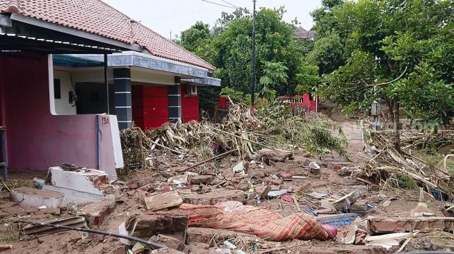 Cerita Warga Semarang di Tengah Hantaman Banjir Bandang: Mobil Hanyut hingga Berjibaku Selamatkan Lansia