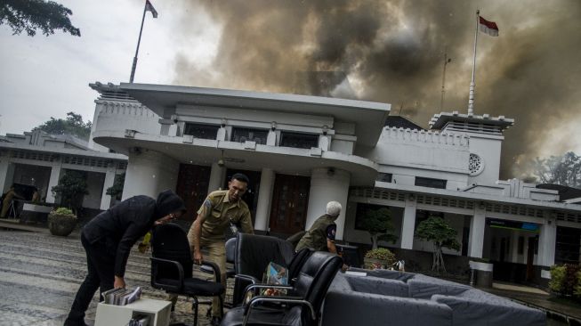 Sejumlah aparatur sipil negara menyelamatkan barang-barang dari lokasi kebakaran gedung Pemerintah Kota (Pemkot) Bandung di Balai Kota Bandung, Jawa Barat, Senin (7/11/2022). [ANTARA FOTO/Novrian Arbi/ws]