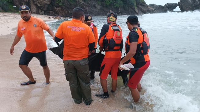 Korban Tenggelam Pantai Jungwok Ditemukan 20 Meter dari TKP Dalam Kondisi Tewas