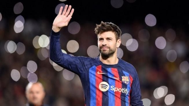 Gerard Pique mengucapkan selamat tinggal kepada fans usai pertandingan Barcelona vs Almeria di Camp Nou, Minggu (6/11/2022). [AFP]