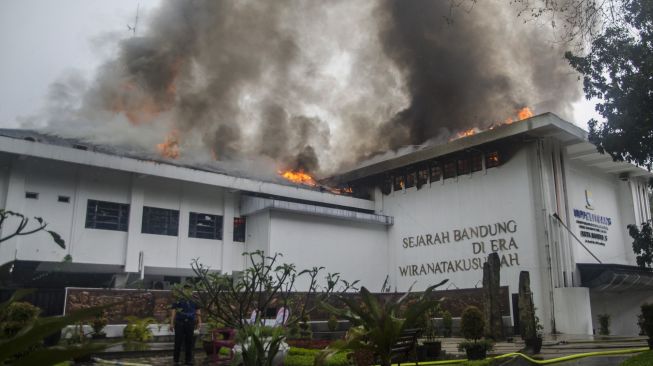 Asap membubung ke langit dari lokasi kebakaran gedung Pemerintah Kota (Pemkot) Bandung di Balai Kota Bandung, Jawa Barat, Senin (7/11/2022). [ANTARA FOTO/Novrian Arbi/wsj].