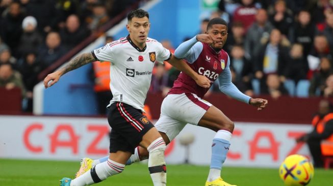 Striker Aston Villa Leon Bailey (kanan) mencetak gol pertama timnya selama matchday pekan ke-15 Liga Inggris 2022-2023 antara Aston Villa vs Manchester Utd di Villa Park di Birmingham, Inggris tengah pada 6 November 2022.Geoff Caddick / AFP.