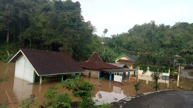 Diguyur Hujan Deras, Banjir Rendam Sekolah dan Balai Dusun di Girisubo Gunungkidul