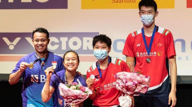 Pasangan Indonesia, Rehan Naufal Kusharjanto/Lisa Ayu Kusumawati dan ganda campuran asal China, Feng Yan Zhe/Huang Dong Ping berpose di podium Hylo Open 2022. (dok. PBSI) 