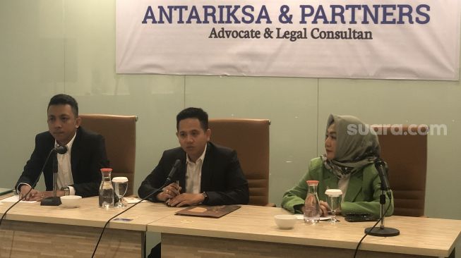 Pengacara istri sah AKBP Aris Rusdiyanto, Antasari menunjukkan bukti surat bantahan dari KUA Tamansari, Jakarta Barat, terkait pernikahan Aris dan Feby Sharon, Senin (7/11/2022). [Suara.com/Faqih Fathurrahman]