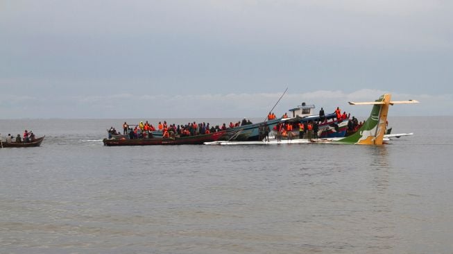 Tim penyelamat berusaha menyelamatkan penumpang pesawat Precision Air yang jatuh di Danau Victoria di Bukoba, Tanzania, Minggu (6/11/2022). [SITIDE PROTASE / AFP]