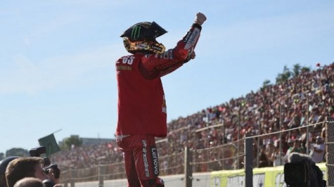 Pembalap Italia Francesco Bagnaia melakukan selebrasi setelah memenangkan gelar Kejuaraan Dunia MotoGP 2022 setelah balapan Grand Prix MotoGP Valencia di Ricardo Tormo di Cheste, dekat Valencia, pada 6 November 2022.  (Jose Jordan/ AFP) 