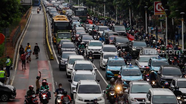 Sejumlah kendaraan memasuki jalur bus Transjakarta saat melintas di Jalan Salemba Raya, Jakarta Pusat, Senin (7/11/2022). [Suara.com/Alfian Winanto]