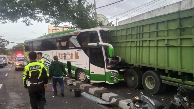 Kecelakaan bus vs truk di Ringroad Selatan simpang empat Druwo Bantul, Senin (7/11/2022). Dok: Humas Polres Bantul