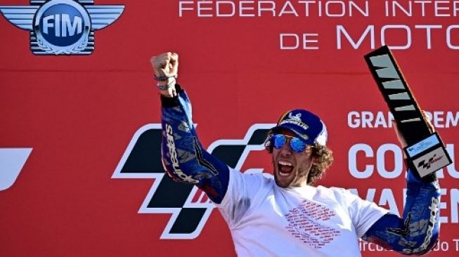 Pembalap Suzuki Spanyol Alex Rins melakukan selebrasi di podium setelah memenangkan balapan Grand Prix MotoGP Valencia di Ricardo Tormo di Cheste, dekat Valencia, pada 6 November 2022.JAVIER SORIANO / AFP