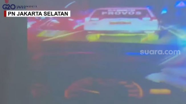 Mobil ambulans yang dikemudikan Ahmad Syahrul Ramadhan membawa jenazah Brigadir J atau Nofriansyah Yosua Hutabarat ke RS Polri Kramat Jati, Jakarta Timur dikawal provos/ (Suara.com/Yasir)