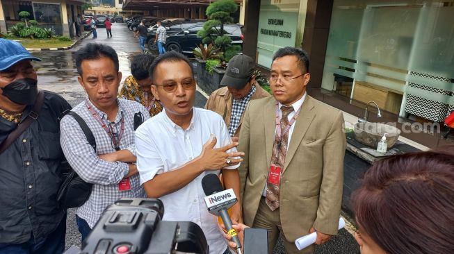 Ketua Majelis Jaringan Aktivis Pro Demokrasi, Iwan Samule seusai laporkan Kabareskrim Komjen Agus Andrianto ke Propam Mabes Polri. (Suara.com/Yaumal)