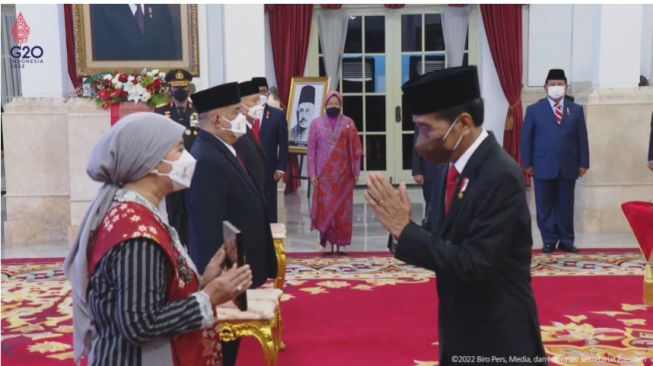 Jokowi Berikan Gelar Pahlawan Nasional untuk Lima Tokoh, Termasuk ke Soeharto