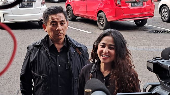 Dewi Perssik mengeluarkan senyum semringah saat tiba di Polres Metro Jakarta Selatan, Senin (7/11/2022). Depe hadir bersama pengacaranya, Sandy Arifin terkait kasus dengan haters yang menghinanya di media sosial. [Rena Pangesti/Suara.com]