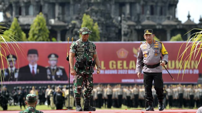 Kapolri Jenderal Pol Listyo Sigit Prabowo (kanan) dan Panglima TNI Jenderal TNI Andika Perkasa (kiri) mengikuti apel gelar pasukan Operasi Puri Agung 2022 dalam rangka pengamanan Konferensi Tingkat Tinggi (KTT) G20 di Denpasar, Bali, Senin (7/11/2022). [ANTARA FOTO/Nyoman Hendra Wibowo/wsj].