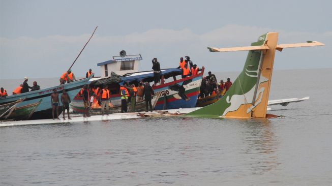 Tim penyelamat berusaha menyelamatkan penumpang pesawat Precision Air yang jatuh di Danau Victoria di Bukoba, Tanzania, Minggu (6/11/2022). [SITIDE PROTASE / AFP]