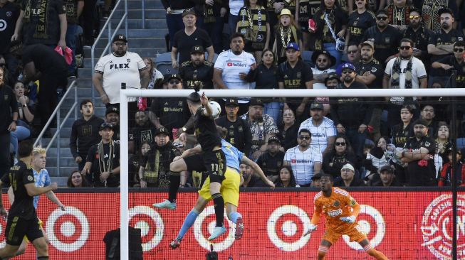 Gareth Bale mencetak gol pada menit ke 120+8' untuk membawa Los Angeles FC menyamakan kedudukan 3-3 atas Philadelphia Union dalam laga final Piala MLS 2022 di Bane of California Stadium, Minggu (6/11/2022) dini hari WIB. LAFC jadi juara usai menang adu penalti 3-0. [Twitter/@LAFC/@GarethBale11]