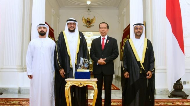 Presiden Joko Widodo atau Jokowi menerima penghargaan anugerah perdamaian dari Sekretaris Jenderal Abu Dhabi Forum for Peace (ADFP) Cheikhna Abdallah Al Sheikh Al Mahfodh (kiri) di Istana Merdeka, Jakarta, Senin (7/11/2022). [Foto: Muchlis Jr - Biro Pers Sekretariat Presiden]