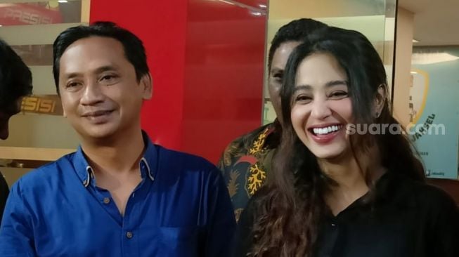 Dewi Perssik keluar dari Polres Metro Jakarta Selatan, Senin (7/11/2022) usai di mediasi dengan seorang perempuan penghinanya di media sosial. Depe yang hadir bersama pengacaranya, Sandy Arifin dan sang kakak, Mas Bin memutuskan untuk melanjutkan kasusnya dengan si haters. [Rena Pangesti/Suara.com]