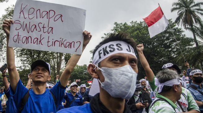 Massa yang tergabung dalam Forum Komunikasi Kepala Sekolah SMK Swasta Jawa Barat berunjuk rasa di depan Gedung Sate, Bandung, Jawa Barat, Senin (7/11/2022). [ANTARA FOTO/Novrian Arbi/wsj].