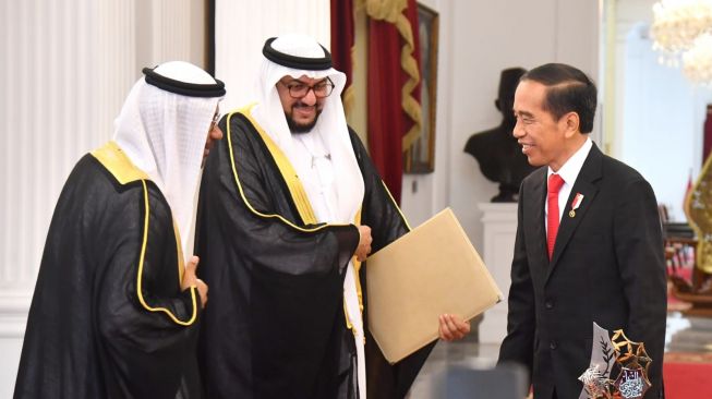 Presiden Joko Widodo atau Jokowi menerima penghargaan anugerah perdamaian dari Sekretaris Jenderal Abu Dhabi Forum for Peace (ADFP) Cheikhna Abdallah Al Sheikh Al Mahfodh (kiri) di Istana Merdeka, Jakarta, Senin (7/11/2022). [Foto: Muchlis Jr - Biro Pers Sekretariat Presiden]