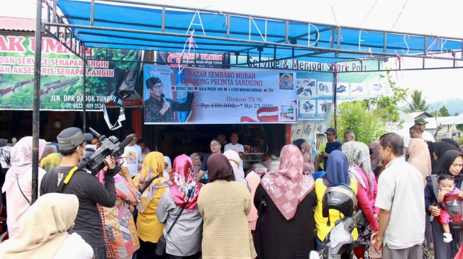 Dorong Stabilisasi Kebutuhan Bahan Pokok, Gerbong Pecinta Sandiuno Sumbar Gelar Sembako Murah