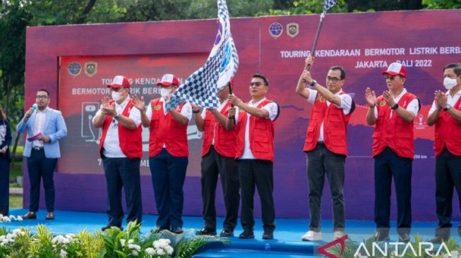 Kepala Staf Kepresidenan Moeldoko dan Menteri Perhubungan Budi Karya Sumadi menghadiri "Flag Off Touring" Kendaraan Listrik Berbasis Baterai (KLBB) di kawasan Monumen Nasional, Jakarta, Senin (7-11-2022) [ANTARA/HO-Kantor Staf Presiden].