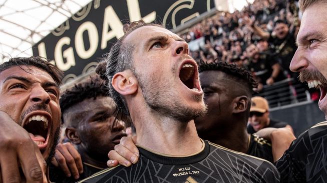 Gareth Bale melakukan selebrasi emosional usai mencetak gol pada menit ke 120+8' untuk membawa Los Angeles FC menyamakan kedudukan 3-3 atas Philadelphia Union dalam laga final Piala MLS 2022 di Bane of California Stadium, Minggu (6/11/2022) dini hari WIB. LAFC jadi juara usai menang adu penalti 3-0. [Twitter/@LAFC/@GarethBale11]