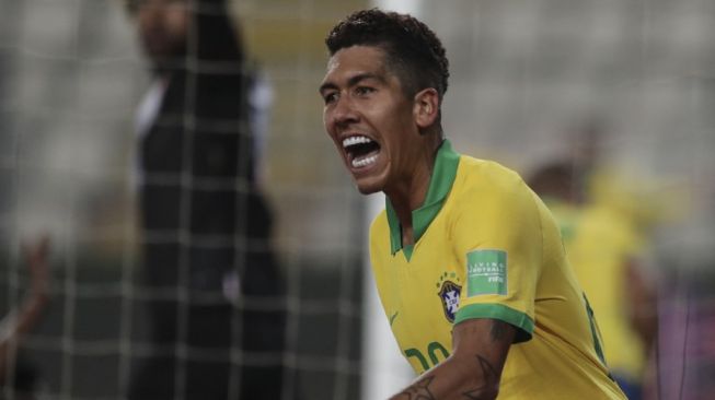 Roberto Firmino saat memperkuat Timnas Brasil. [SEBASTIAN CASTANEDA / POOL / AFP]