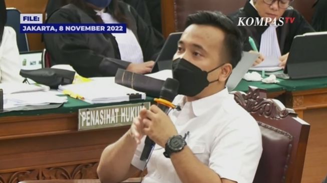 Eks ajudan Daden Miftahul Haq bersaksi di persidangan Ferdy Sambo dan Putri Candrawathi, Selasa (8/11/2022). (YouTube/KOMPASTV)