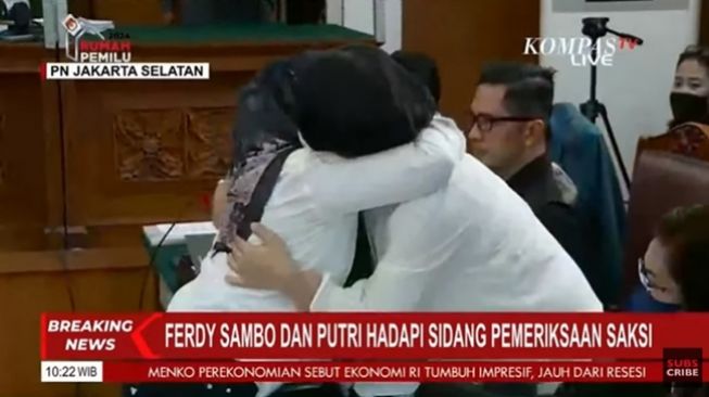 ART Susi salam dan peluk Putri Candrawathi di persidangan hari Selasa (8/11/2022). (YouTube/KOMPASTV)